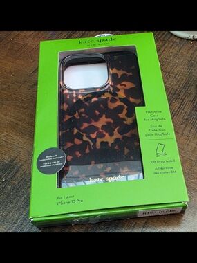 kate spade Tortoise Pattern MagSafe iPhone 15 Pro Case - Black & Brown